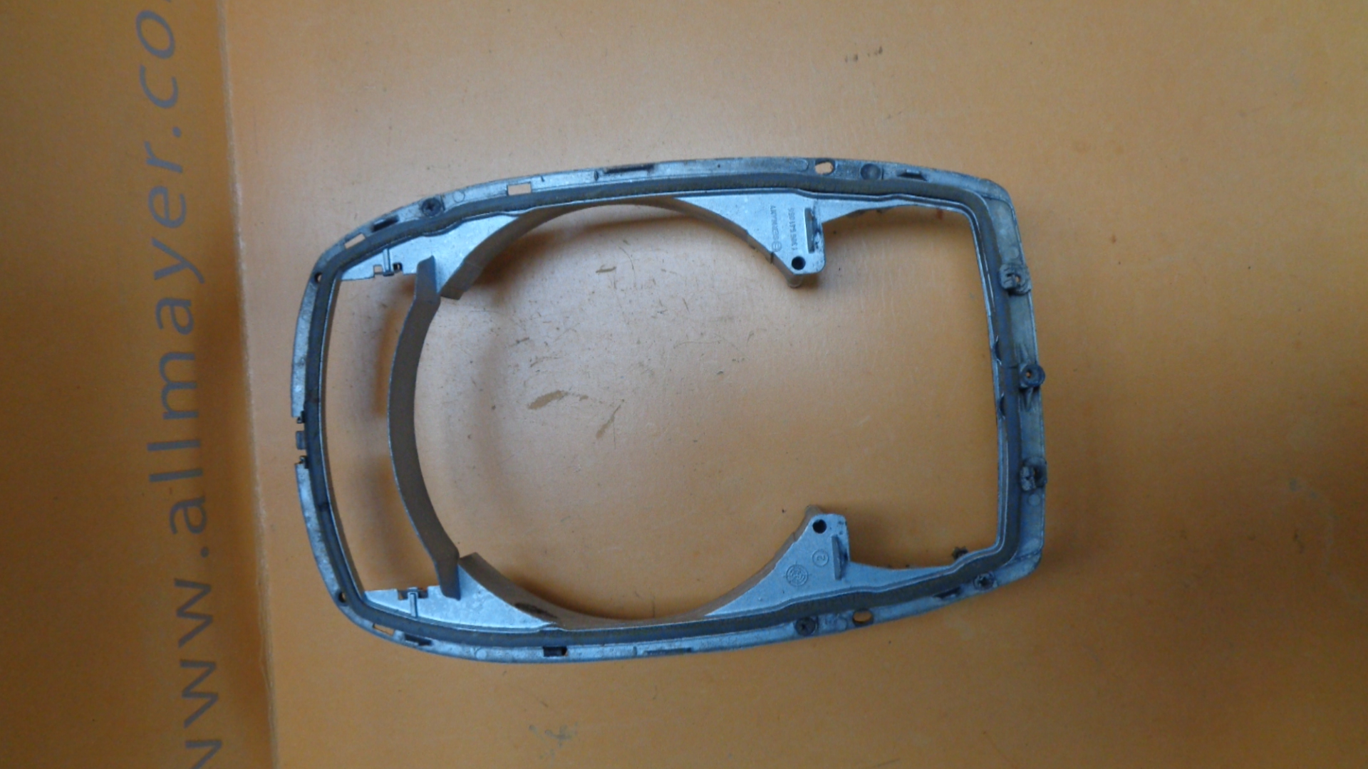 Scheinwerferrahmen für Mercedes W114, W115 – Bild 2