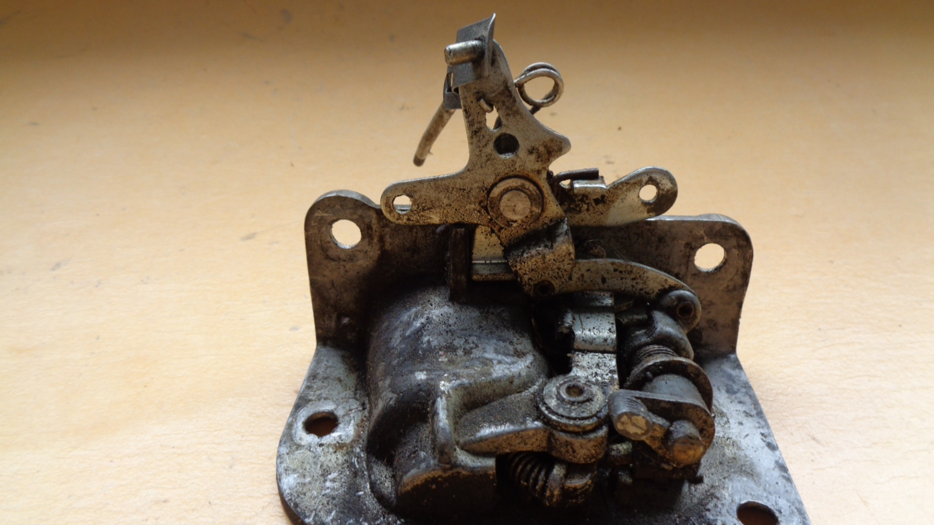 Türschloss vorne rechts für Mercedes W110, W111, W111 Coupe u. Cabrio – Bild 3