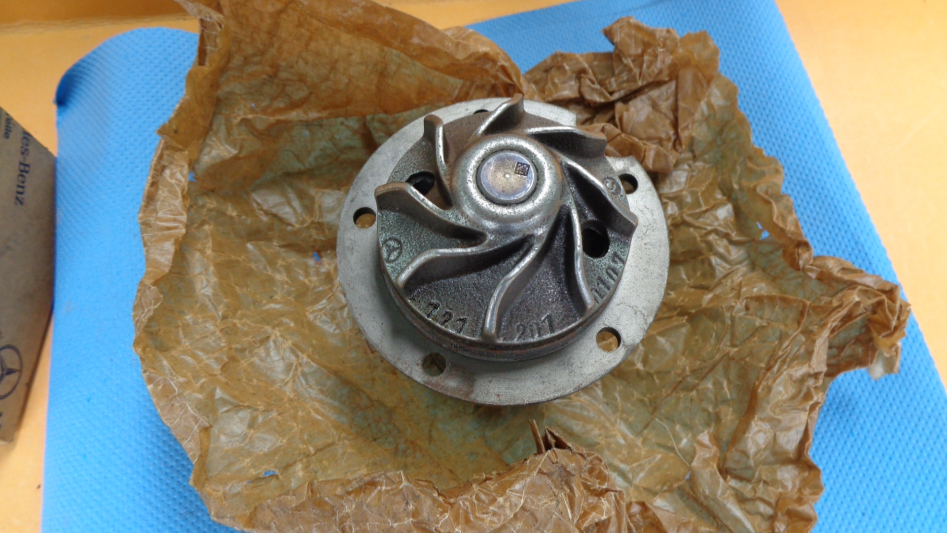 Wasserpumpe orig. für Mercedes W123 von 1976 – 1985 – Bild 2