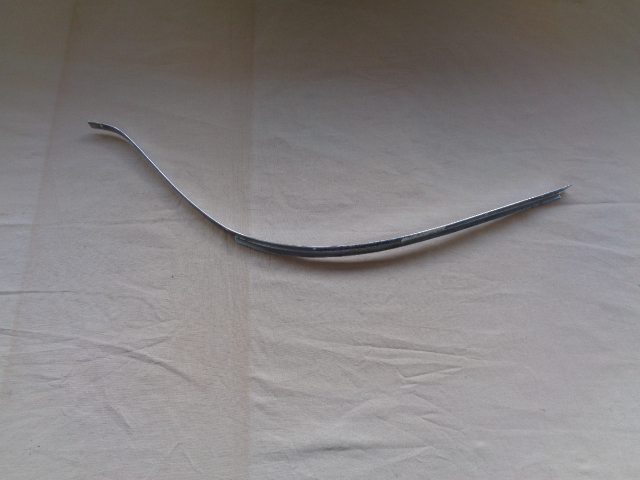 Befestigungsschiene links im Fußraum für Seitenverkleidung Mercedes W111 Coupe/Cabrio – Bild 3