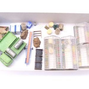 Auhagen 12351 HO/TT Gärtnerei mit Zubehör und SES LKW W50 mit Anhänger