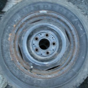 1 Satz Stahlfelgen mit alten Reifen für Mercedes W123